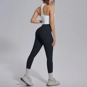 Gedetailleerd overzicht van een dames fitnessset met witte sport-bh en zwarte yogabroek.