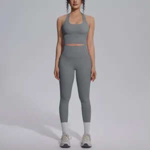 Grijs fitness yoga set detail, halter crop top en hoge taille leggings voor dames.