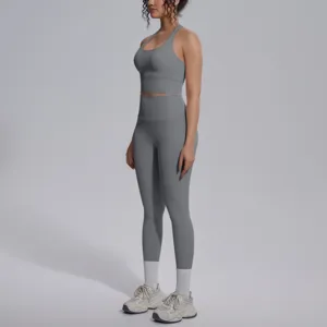 Grijze sportset detailweergave, comfortabele crop top en fitness legging outfit.