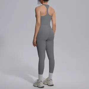 Grijs naadloos yogaset detail met racerback sportbeha en bijpassende leggings voor sport.