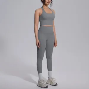 Gedetailleerd overzicht van de grijze sport-bh en yoga leggings met hoge taille.