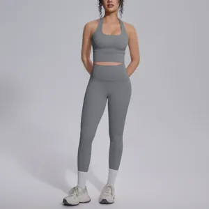 Grijs racerback yogaset detail, naadloze fitness stof, perfecte pasvorm voor sport en hardlopen.