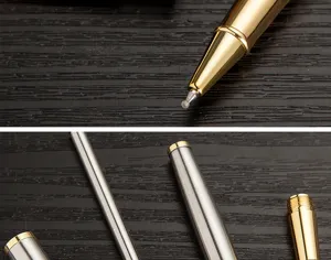 Vue détaillée de la plume d'un stylo roller en métal et des composants démontés.