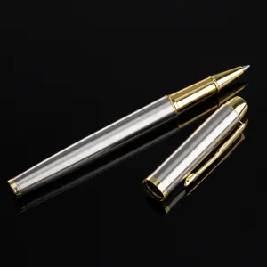 Stylo roller en métal professionnel avec corps argenté et détails dorés pour bureau.