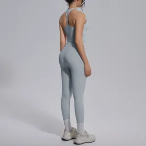 Gedetailleerd overzicht van de naadloze sportset met rugontwerp en elastische stof.
