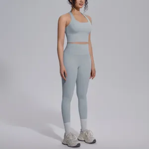 Grijze yoga set detailweergave, comfortabele elastische stof, ademende sportkleding voor dames.