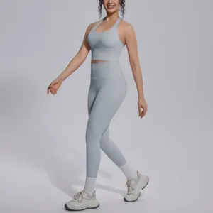 Lichtgrijs naadloos yogaset tweedelige sportoutfit, fitness hardlopen gym activewear details.