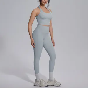 Gedetailleerd overzicht van de lichtblauwe naadloze yogaset met een ondersteunende sport-bh.