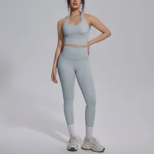 Effen kleur nylon yogaset met stijlvolle halter sport-bh en hoge taille fitness leggings.
