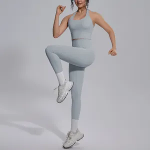 Effen nylon yogaset met een ondersteunende sport-bh en comfortabele leggings fitness.