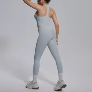 Achterkant detail van effen yoga set, ademende sporttop en comfortabele leggings.