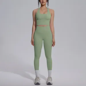 Effen yoga set met halter crop top en hoge taille leggings voor fitness training.