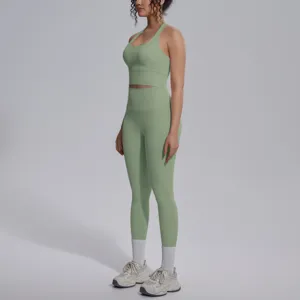 Gedetailleerd overzicht van effen dames sportset, yoga crop top en hoge taille legging.