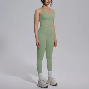 Effen tweedelige yogaset met racerback sport-beha en high-waist yogaleggings in groen.