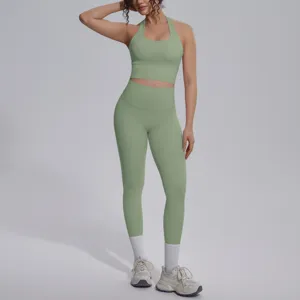 Gedetailleerd overzicht van de effen sportset, yogabroek met hoge taille en rugloze top.