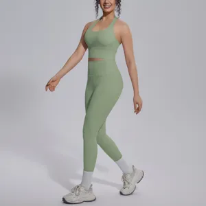 Close-up detailweergave van de effen sport-bh en de yogalegging met hoge taille voor dames.