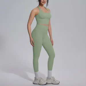 Groene yogaset detailweergave met stijlvolle sportbeha en high-waisted yogaleggings.