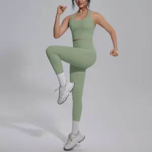 Detail van de groene sportset met een stijlvolle hoge sport-bh en comfortabele leggings.