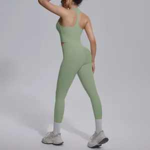 Achteraanzicht detail van effen yoga set, comfortabele sportbeha en hoge taille leggings.