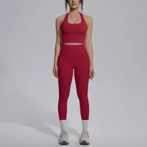 Gedetailleerd overzicht van de rode yoga set voor vrouwen met sport-bh en lange legging.