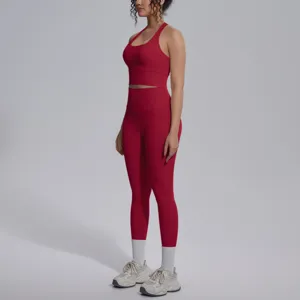 Gedetailleerd zij-aanzicht van een effen rode sport-bh en hoge yogalegging fitness set.
