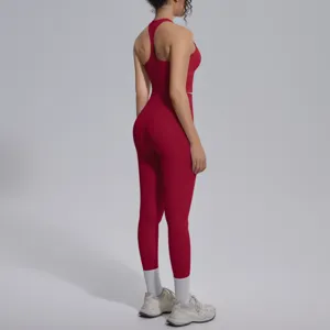 Rode rugloze yoga-top en legging detailweergave, gladdere pasvorm en flexibel elastisch ontwerp.