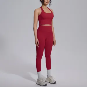 Gedetailleerd overzicht van de naadloze sport-bh en hoge taille legging in felrode kleur.