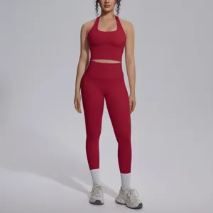 Rode tweedelige yogaset met halter crop top en high waist leggings voor fitness en hardlopen.