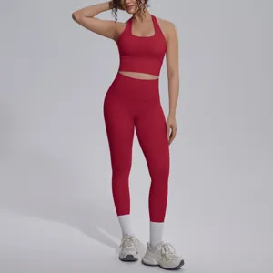 Gedetailleerd overzicht van de stijlvolle rode halter crop top en high-waist yoga legging.