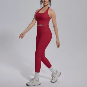 Gedetailleerd overzicht van rode effen nylon strakke fitness yogaset met hoge taille leggings.