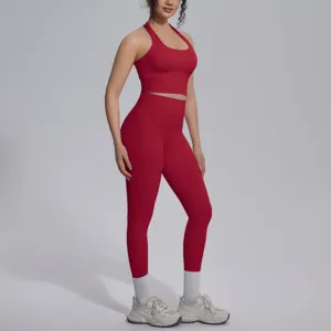 Gedetailleerd overzicht van de rode sport crop-top en yogalegging met hoge taille.
