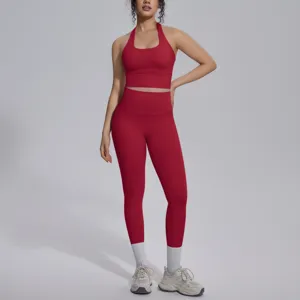 Rode halter crop top en hoge taille legging yogaset, elastische sportkleding voor fitness.