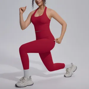 Rood naadloos yogaset met hoge taille, sportlegging en sportbeha voor fitness.