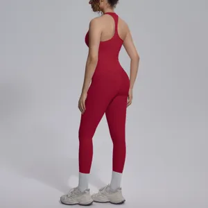 Achterzijde van het effen rode yogapak met racerback ontwerp en hoge rekbaarheid.