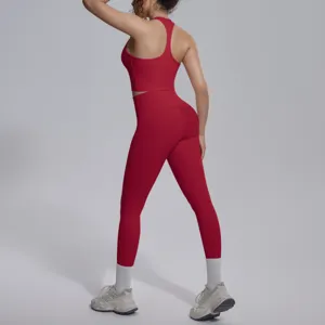 Achterkant detail van de rode yogaset met sport-bh en comfortabele strakke leggings.