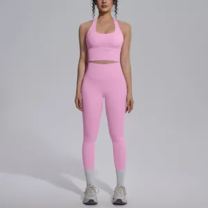 Roze halter yoga top en legging set, comfortabele fitness sportkleding detailweergave.