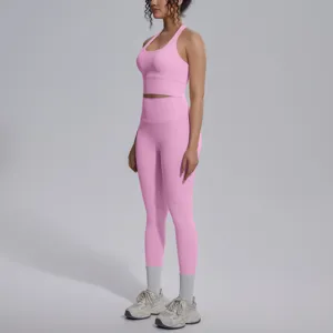Roze naadloze crop top en hoge taille leggings yoga fitness set in zijaanzicht detail
