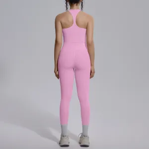 Roze ruglooze yoga fitness sportkleding set met mouwloze top en strakke legging.