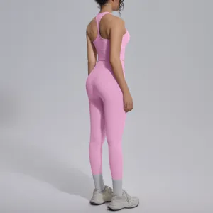 Gedetailleerd overzicht van roze sportbeha en leggings yogaset, elastische fitnesskleding.