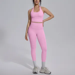 Roze halter sportbeha en hoge taille legging in detail met zachte stof en comfortabele pasvorm.
