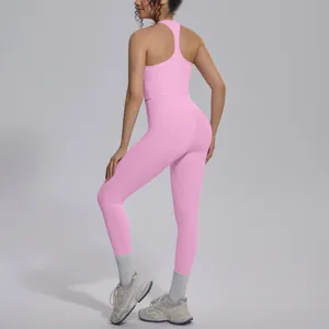 Achteraanzicht van de effen roze sportset, met de racerback crop top en strakke legging.