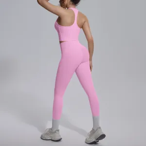 Roze naadloze yogaset met een comfortabele racerback sportbeha en hoge taille legging.