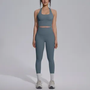 Gedetailleerd overzicht van de effen grijsblauwe halter sportbeha en bijpassende legging.
