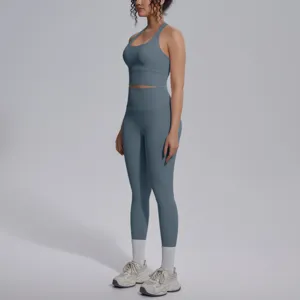 Effenkleurige naadloze yogaset sportkleding tweedelig voor fitness training en hardlopen.