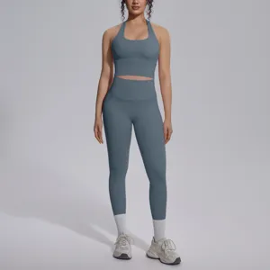 Gedetailleerd aanzicht van effen rugloze yogabh en high-waist legging in leigrijze kleur.
