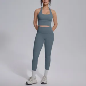 Gedetailleerd overzicht van de grijsblauwe halter sportbeha en hoge taille yoga leggings.