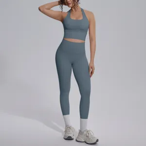 Effen nylon yogaset met stijlvolle halter sport-bh en hoge taille yogaleggings.