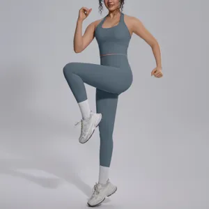 Detail van effen nylon yogaset met sportbeha en legging voor hardlopen en fitness training.
