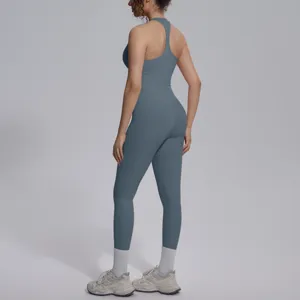 Gedetailleerd uitzicht van de effen yoga-set met racerback, ideaal voor fitness en training.