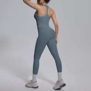 Achterkant van effen sportset met ademende yoga-bh en comfortabele sportlegging voor fitness.